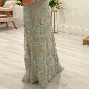 Mac DUGGAL EMBELLISHED V NECK ILLUSION LONG SLEEVE GOWN su 10